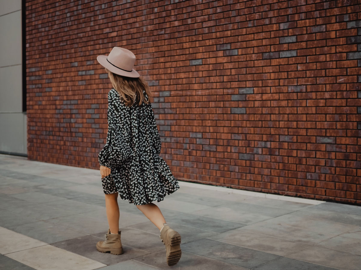 o tinuta cu bocanci si rochie in sezonul rece