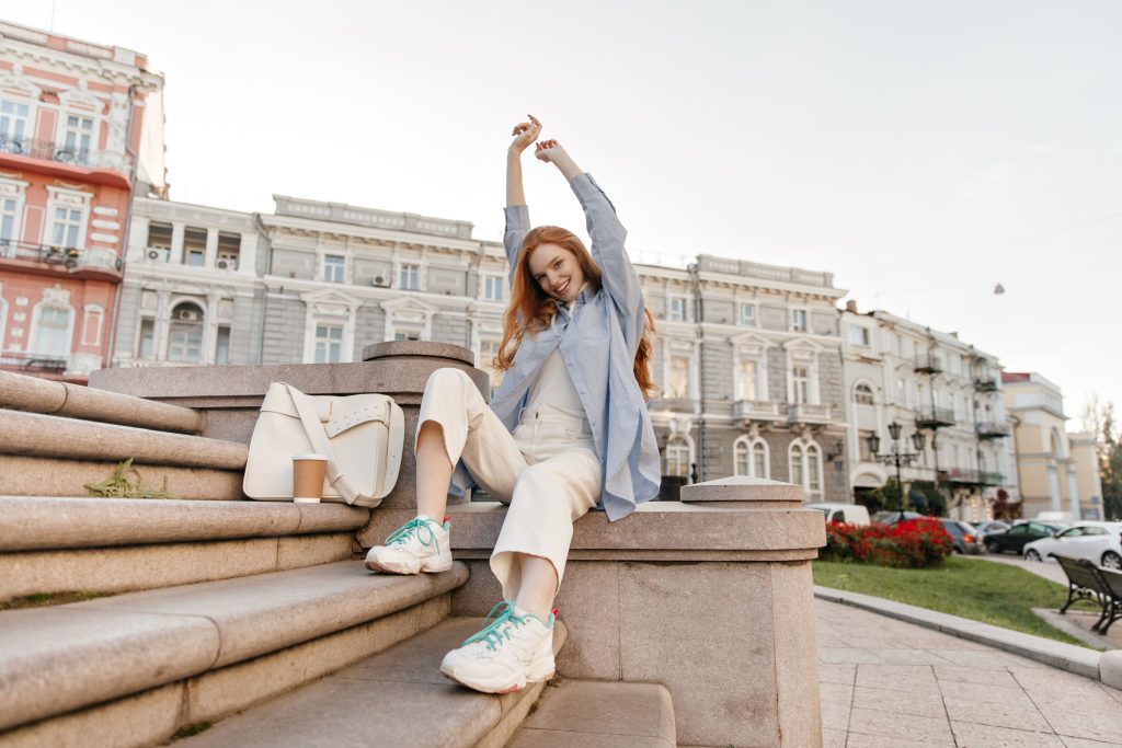 rochie cu teniși albi 